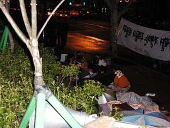  추석이 지났는데도 용두동 주민들은 아직 중구청앞에서 노숙을 하고 있다.